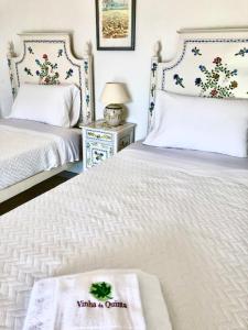 Vinha da Quinta في سينترا: غرفة نوم بسريرين مع وجود منشفة على السرير