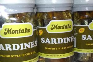 un grupo de tres frascos de sardinas en un estante en GV Hotel - Dipolog, en Dipólog