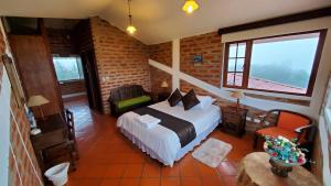 ein Hotelzimmer mit einem Bett und einem Fenster in der Unterkunft Balcon al Cotopaxi Hosteria in Sangolquí