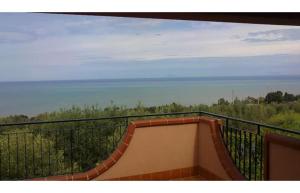 balcone con vista sull'oceano di Bilocale Con Terrazzo Vista Mare ad Acquedolci