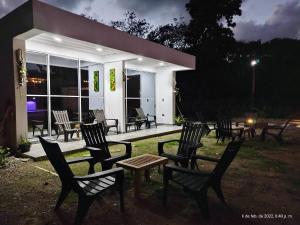 卡普兰干Hotel Magic Capurganá的建筑物前的一组椅子和桌子