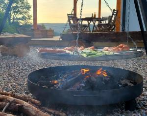 a fire pit with some meat in it at MONTEZERA Butikowe Ekspedycje Sauna i Widok in Piechowice