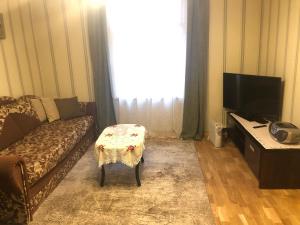 een woonkamer met een bank en een tafel bij Posti Old Town Apartment in Viljandi