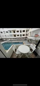 馬提的住宿－Samo appart，一座带游泳池和桌椅的建筑