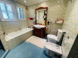 een badkamer met een bad, een toilet en een wastafel bij ABEILLE in Vence
