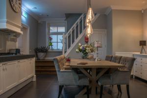 uma cozinha e sala de jantar com mesa e cadeiras em Puur & Simpel, Buitengewoon vertoeven in de Brabantse Kempen em Westerhoven
