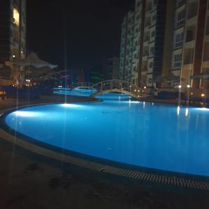 The swimming pool at or close to شاليهات للعائلات بمنتجع ريتال فيو الساحل الشمالى