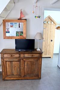 TV en un armario de madera en una habitación en Cottage 4 pers, jardin plein sud, vue sur la dune, en Le Touquet-Paris-Plage