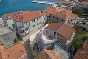 an overhead view of a large house with red roofs at APARTMANI GOMILA in Jelsa