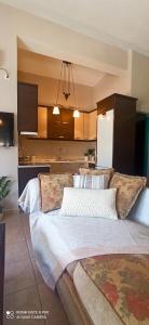 1 dormitorio con 1 cama grande y cocina en Family Home Myrina Lemnos, en Mirina