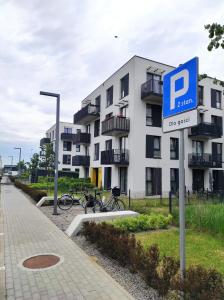a parking sign in front of a large building at Garden Apartament - Self Check-In - wejdź już teraz in Krakow