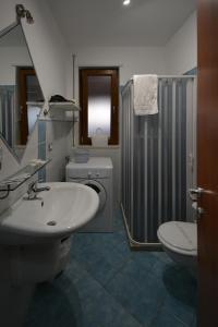 bagno con lavandino, doccia e servizi igienici di Dependance REVERSE a Carovigno