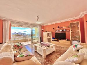 salon z kanapą i telewizorem w obiekcie Playa San Juan / Luxury Aparment w Alicante
