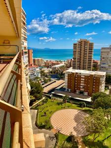 balkon z widokiem na miasto i ocean w obiekcie Playa San Juan / Luxury Aparment w Alicante