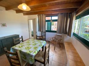 comedor con mesa y sillas en Fiordaliso - Holiday Housing, en Lipari