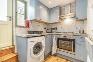 una cocina con lavadora y lavadora en 48 High Street, en Bridlington