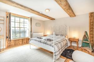Un dormitorio con una cama y una ventana grande. en 48 High Street, en Bridlington