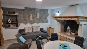 ein Wohnzimmer mit einem Sofa und einem Kamin in der Unterkunft Villa Kos in Lupoglav