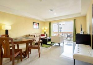 a living room with a table and chairs and a couch at Apartamento en Oranjestad Aruba Zona de Cruceros in Oranjestad +5 photos
