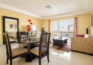 a dining room with a table and chairs and a living room at Apartamento en Oranjestad Aruba Zona de Cruceros in Oranjestad