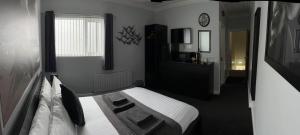 een slaapkamer met een bed en een raam bij Citi North in Belfast