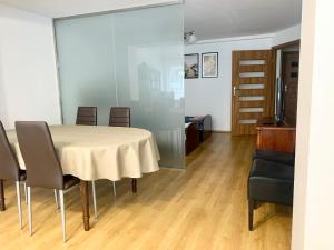 - une salle à manger avec une table et des chaises dans l'établissement Apartament Kredens , Willa Perla nad morzem, à Gdańsk
