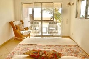 Habitación con cama y vistas al océano. en Villa Cristina Alojamento, Praia de Chaves, Boa Vista, Cape Verde, WI-FI, en Sal Rei