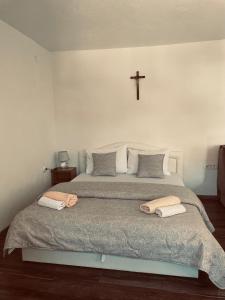 メジュゴリエにあるPansion Lukaのベッドルーム1室(ベッド1台、タオル2枚付)