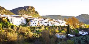 uma aldeia numa colina com montanhas ao fundo em Casa Blanca em Cuevas del Becerro