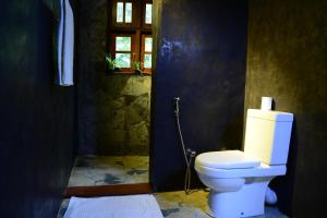 bagno con servizi igienici bianchi in camera di Veraima Kandy a Kandy