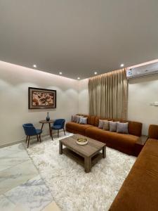 ein Wohnzimmer mit einem Sofa und einem Tisch in der Unterkunft Lovely High Quality Self Check-in Apartments شقق سلام بالدخول الذاتي in Medina