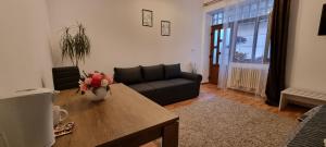 ein Wohnzimmer mit einem Sofa und einem Tisch in der Unterkunft CITADEL ROOMS in Cluj-Napoca