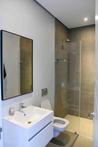 Ένα μπάνιο στο Coastal Condo in a Forest Estate - with inverter