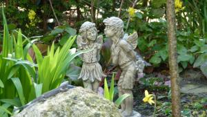 two statues of two children in a garden at Stadtvilla-Apartment mit Parkblick und bester Verkehrsanbindung in Bremerhaven +19 photos