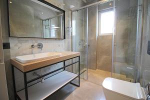 un baño con lavabo y ducha en "The View" Luxury Apartments, en Sarandë 70 fotos más