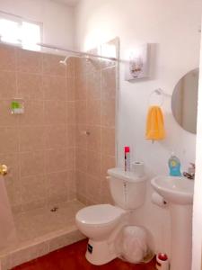 Et badeværelse på Bella casa de playa 1, junto al mar con piscina privada