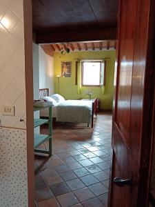 1 dormitorio con 1 cama y 1 mesa en una habitación en Casa di Laura en Chianciano Terme