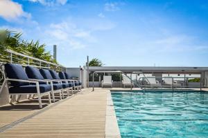 una terraza con sillas y una piscina en un edificio en Bay Harbor One Vacation en Miami Beach