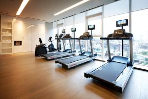 un gimnasio con varias cintas de correr y una gran ventana en Shilla Stay Yeoksam en Seúl