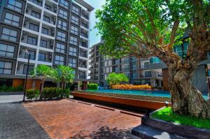 The S Block Condotel外面的花园