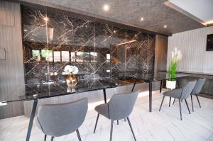The S Block Condotel的休息区