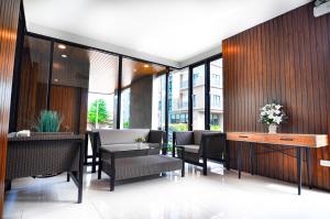 The S Block Condotel的休息区