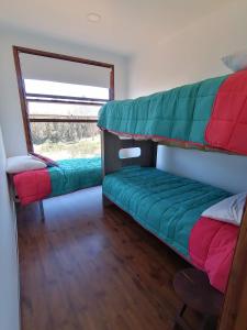 una habitación con dos literas y una ventana en Casa COSMOS golf., en Algarrobo 33 fotos más
