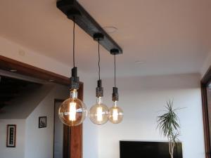a cluster of lights hanging from a ceiling at Casa COSMOS golf. in Algarrobo