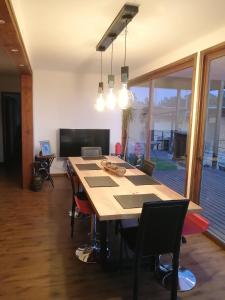 un comedor con una mesa grande con sillas en Casa COSMOS golf., en Algarrobo