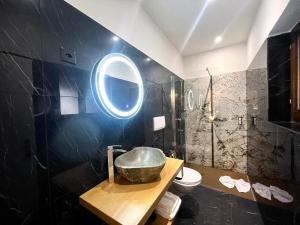 ein Badezimmer mit einem Waschbecken und einem Spiegel in der Unterkunft Hotel Cittadella in Locarno