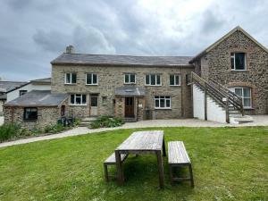 Gallery image of THE OLD RECTORY GLEBE HOUSE in Jacobstow 10 mins to Widemouth bay and Crackington Haven,15 mins Bude,20 mins tintagel, 27 mins Port Issac in Bude