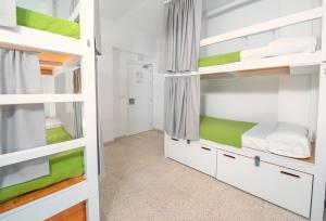 Postel nebo postele na pokoji v ubytování Tarifa Kite Hostel