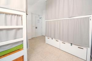Postel nebo postele na pokoji v ubytování Tarifa Kite Hostel