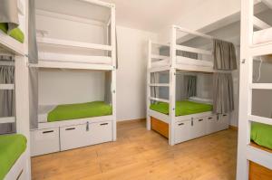Postel nebo postele na pokoji v ubytování Tarifa Kite Hostel